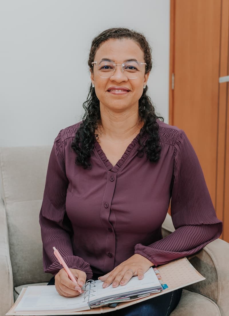 Psicóloga Keity Teixeira Fonseca Valim em consultório